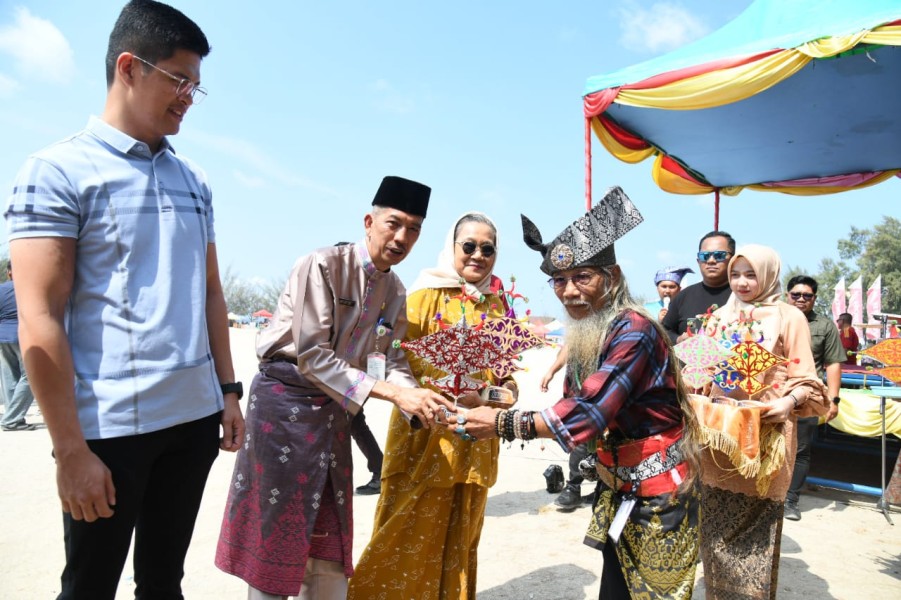 200 Peserta Ikut Menjaga Warisan Budaya, Bupati Bengkalis Buka Festival Layang-Layang Wau Laksamana