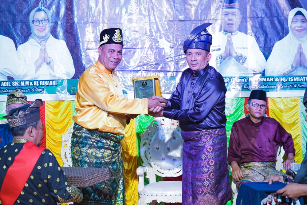Malam Syukuran, Bupati Meranti HM Adil Diberikan Alat Kebesaran Oleh Sultan Siak Sebentuk Kris 