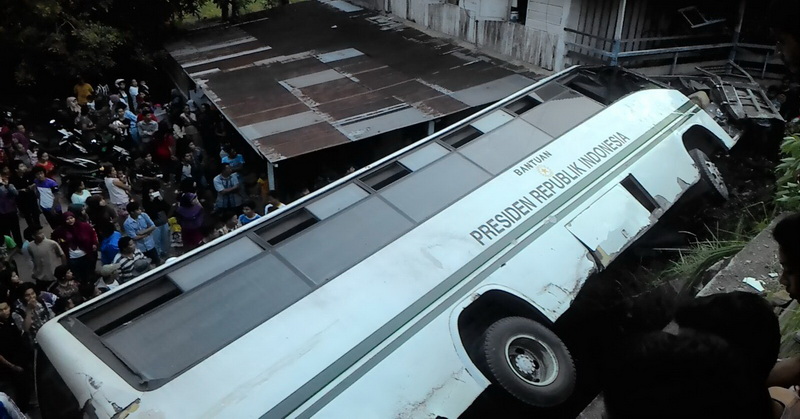 Diduga Rem Blong, Bus Bantuan Presiden Milik UNAND Terguling