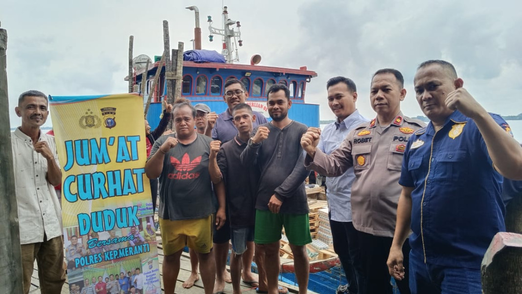 Jumat Curhat, Wakapolres Meranti Duduk Bersama Buruh Bongkar Muat Barang