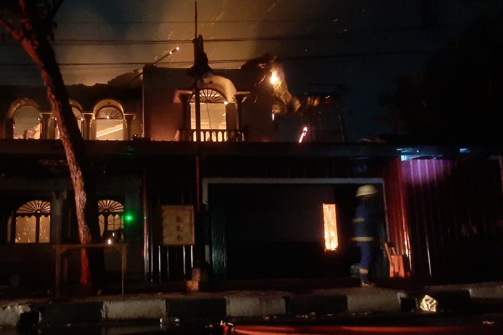 Rumah Antik di Pekanbaru Hangus Terbakar
