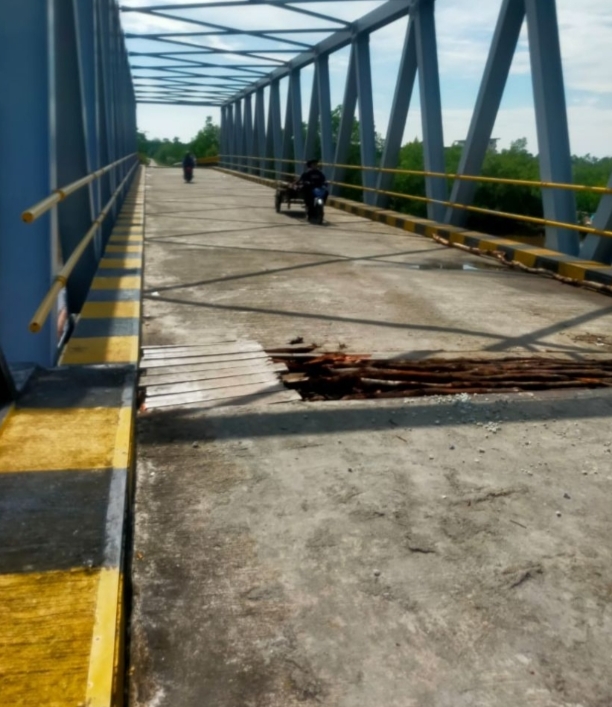 Jembatan Perawang Selat Akar Memperhatikan Masyarakat Dambakan Perbaikan Jembatan.