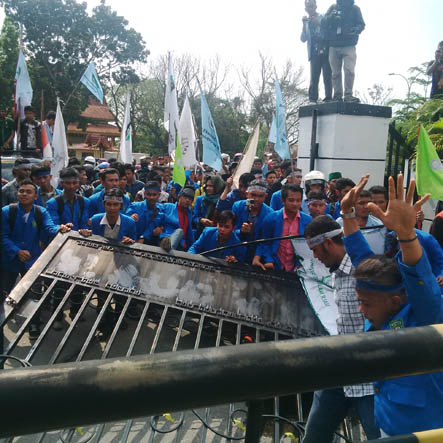 Dituding Pro-Mafia,Mahasiswa Riau Minta Jokowi Dilengserkan