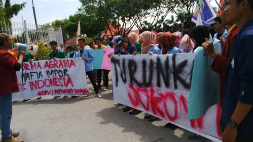 Demo Di Kantor Gubri, Aktivis Mahasiswa Minta Jokowi Lengser