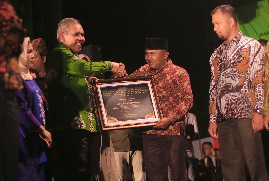 PJ Bupati Kampar Dr H.Kamsol M.MM Berikan Penghargaan Kepada Wali Kota Tuo.