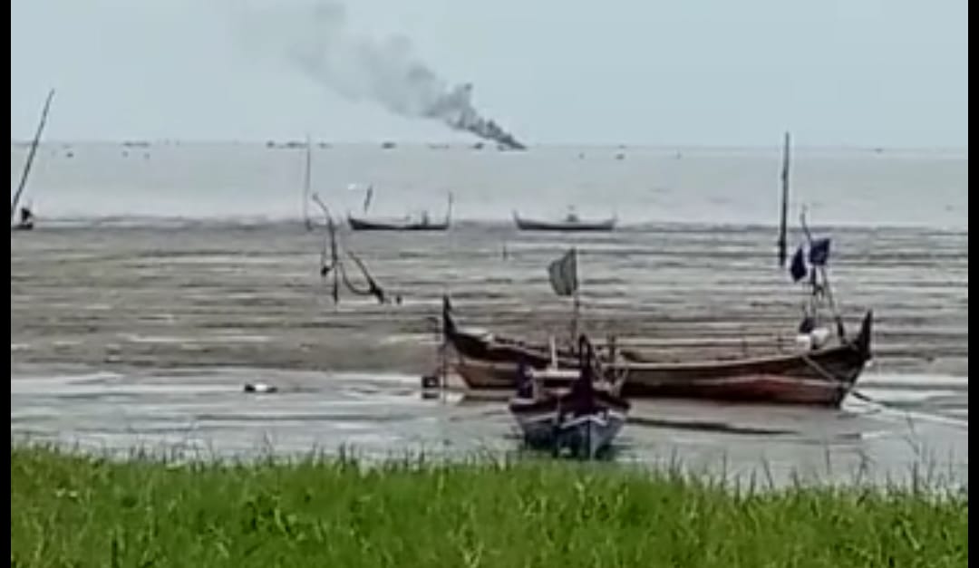 Kapal Pukat Trawl Mini Dibakar di Perairan Sialang Buah