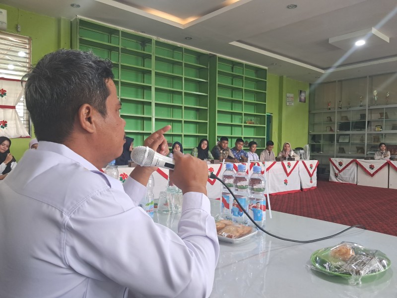 Ketua SPS Riau Ajak Siswa SMAN 9 Pekanbaru Berani Menulis,  Saidul Tombang: Tulislah yang Sederhana, Karena Hebat Itu Proses