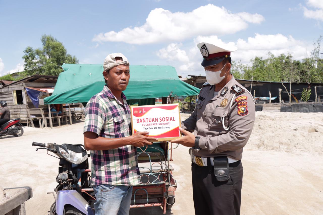 Salurkan Bansos Sembako, Kapolres Andi Yul : Ini Salah Satu Bentuk Perhatian Polri Terhadap Masyarak