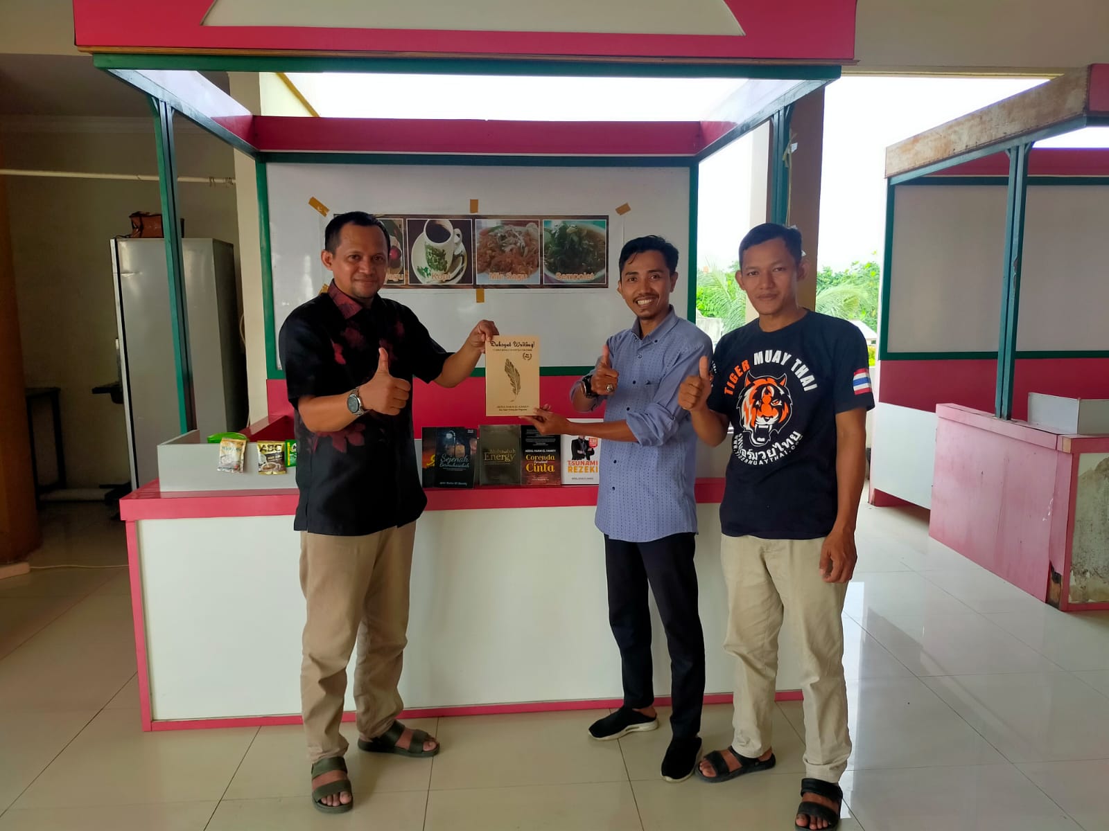 Kunjungi Pondok Mie Sagu Budak Awak, Dr. (HC) Abdul Hakim El Hamidy beri Sejumlah Karya