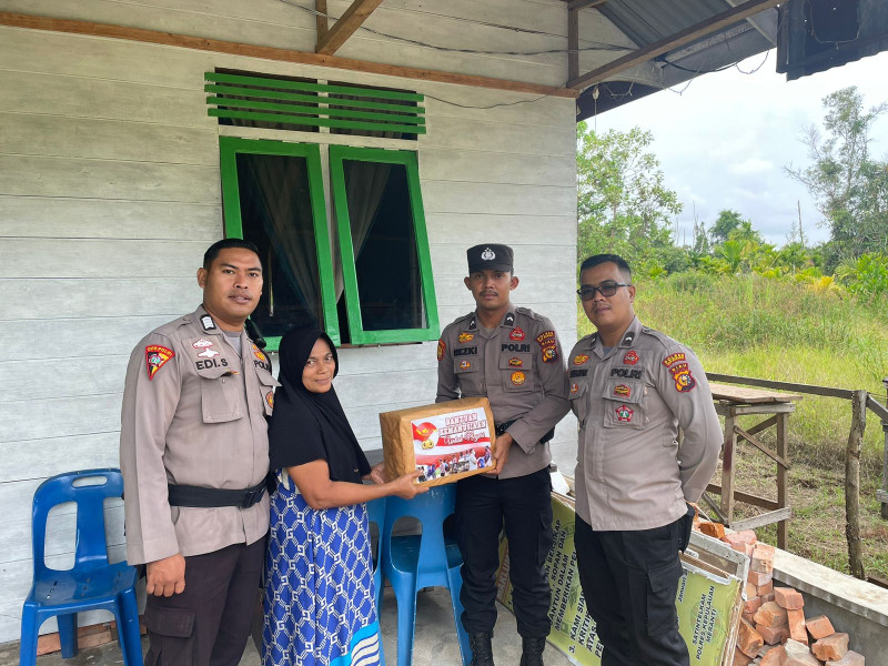 Polres Meranti Berikan Bansos Kemanusiaan kepada Kaum Duafa di Selatpanjang Timur