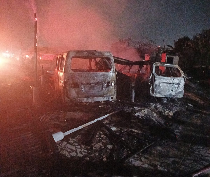 12 Kios dan Dua Mobil di Jalan Merak Pekanbaru Hangus Terbakar