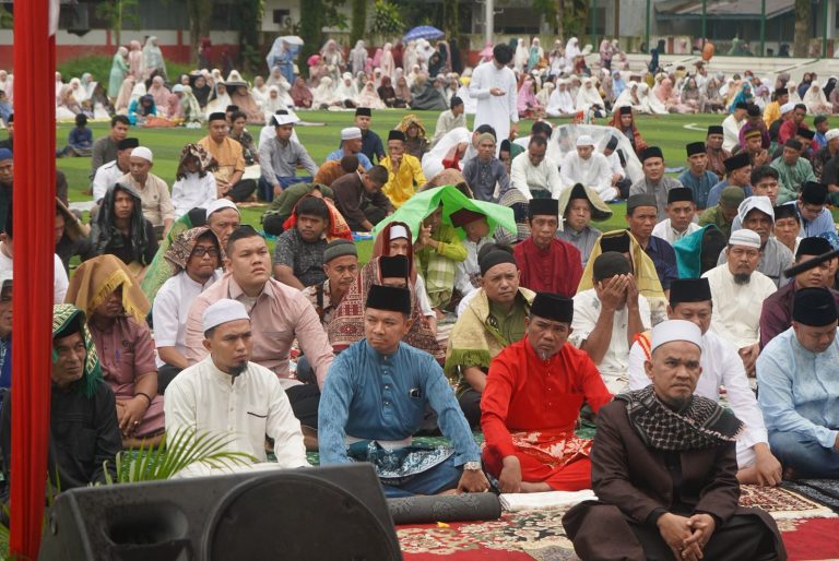 Bupati Pelalawan H Zukri, Sholat Idul Fitri 1447 H Bersama Masyarakat