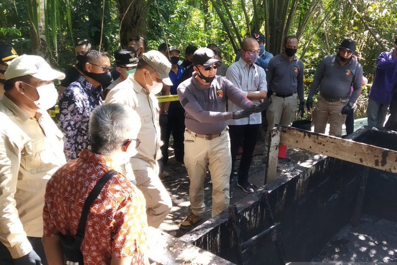Polda Riau Bongkar Kilang Penyulingan Minyak Ilegal