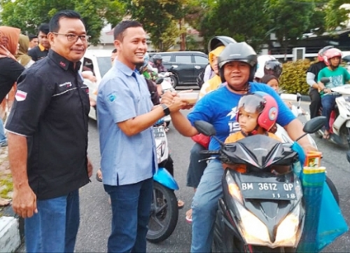 IMI Riau Bersama Ribuan Member Komunitas Otomotif Bagi-bagi 5.000 Takjil