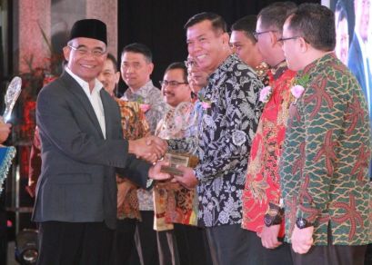 Walikota Pekanbaru H.Firdaus Terima Anugerah Kihajar 2017