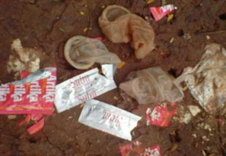 Parah Usai Tahun Baru , Kondom dan Celana Dalam Lonte Berserakan di Perkebunan Teh Puncak