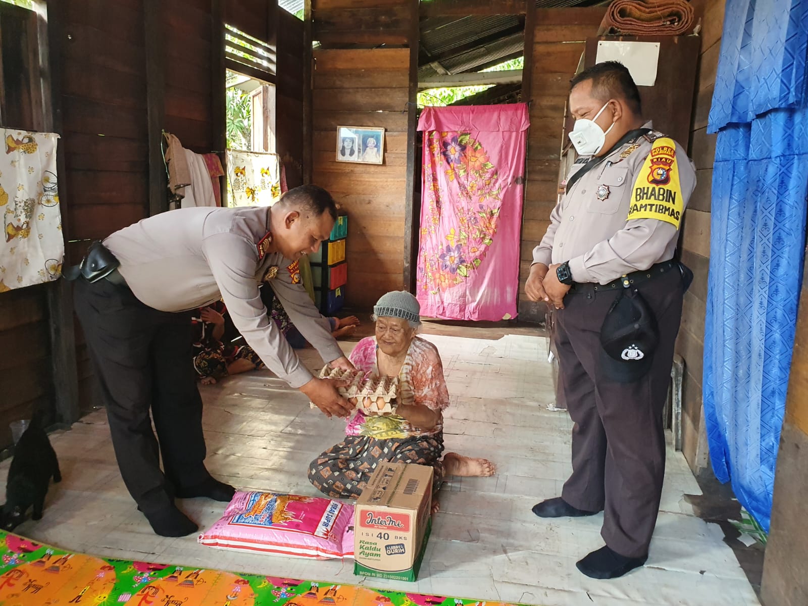 Giat Jumat Barokah, Polsek Tebingtinggi Berbagi Sembako