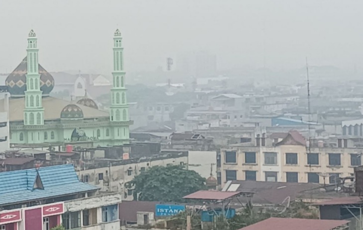 Kabut Asap Selimuti Kota Pekanbaru, Pasien ISPA Mulai Meningkat, Disdik Imbau Siswa Pakai Masker