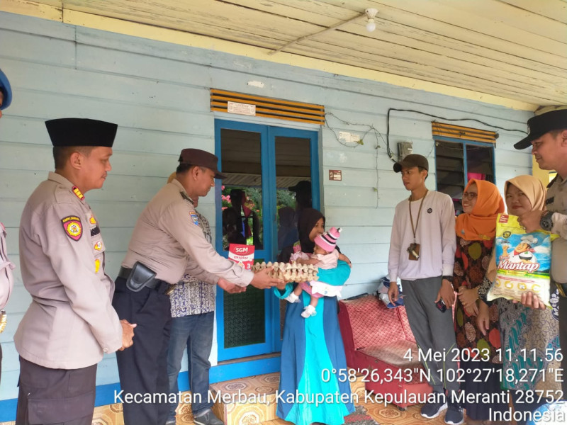Kapolsek Merbau Bantu Dua Keluarga Balita Stunting di Desa Sei Anak Kamal