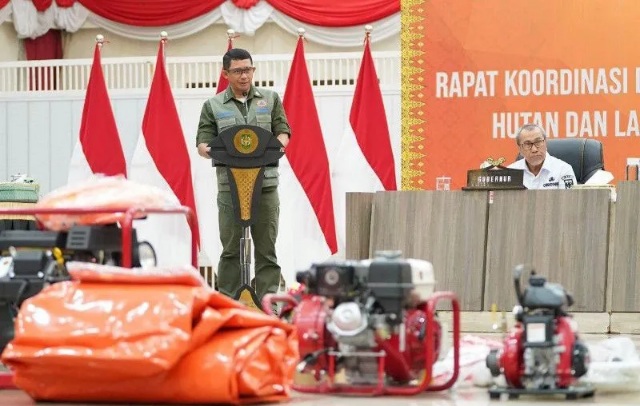 Kepala BNPB Berikan Bantuan Perlengkapan Penanganan Karhutla Riau