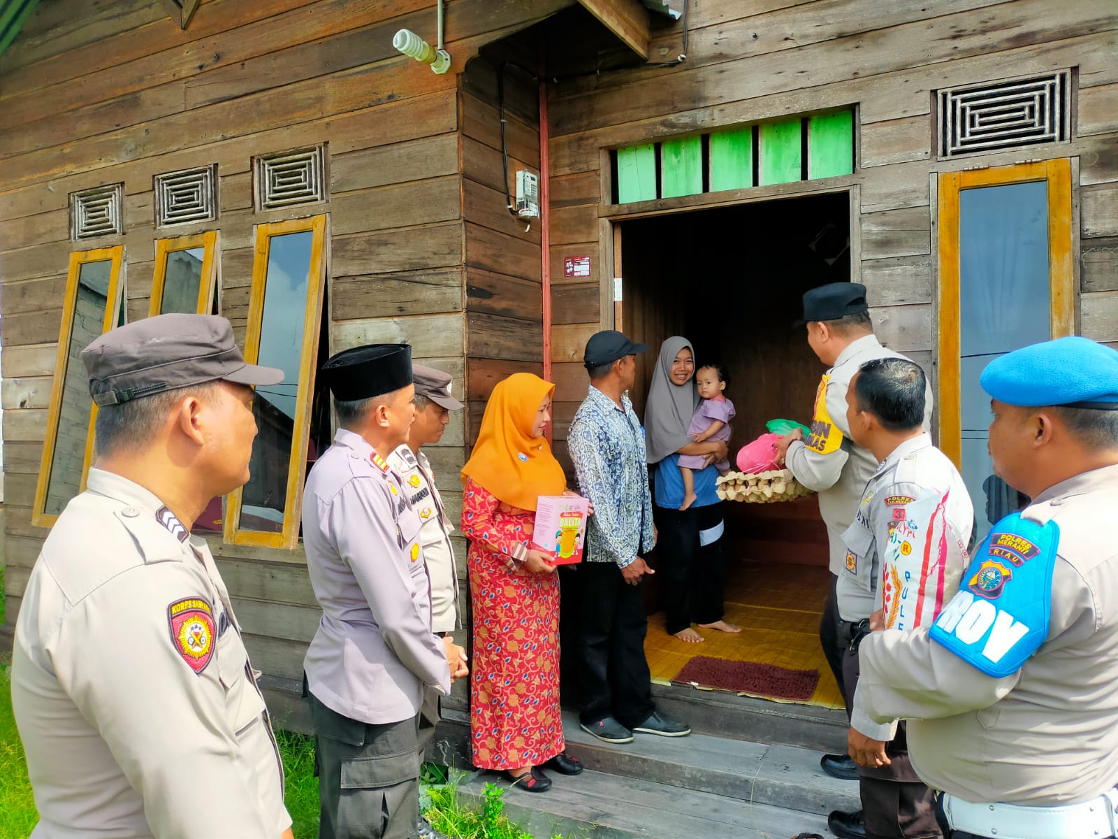 Sobat Kamis Barokah, Polsek Merbau Kembali Bantu Balita Stunting
