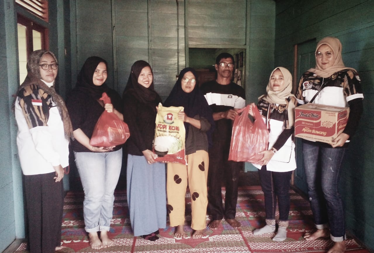 Datangi Korban Kebakaran, Pekat - IB Meranti Serahkan Sembako