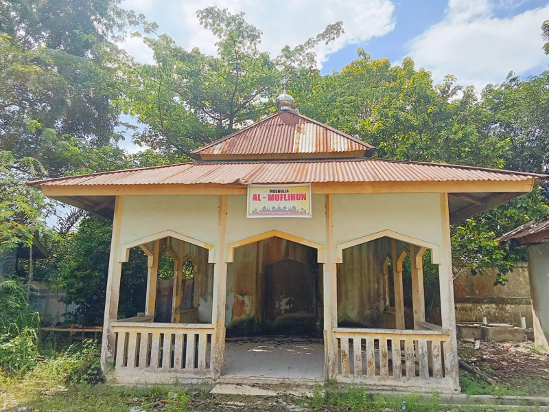 Musholah Al - Muflihun Kecamatan Tuah Madani, ironi gedung megah berdampingan dengan rumah ibadah terlantar