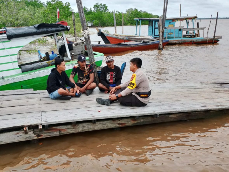 Giat Cooling System, Bhabinkamtibmas Kelurahan Selatpanjang Kota Duduk Bersila Bersama Nelayan Milenial