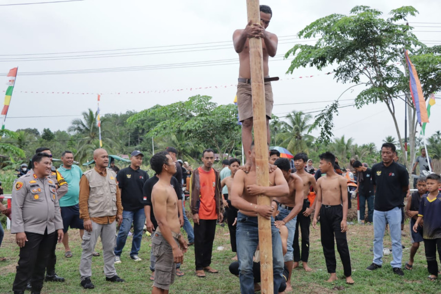 Polres Meranti Ikut Meriahkan Lomba Gembira Ria HUT RI ke-78 bersama Pemdes dan Masyarakat Gogok