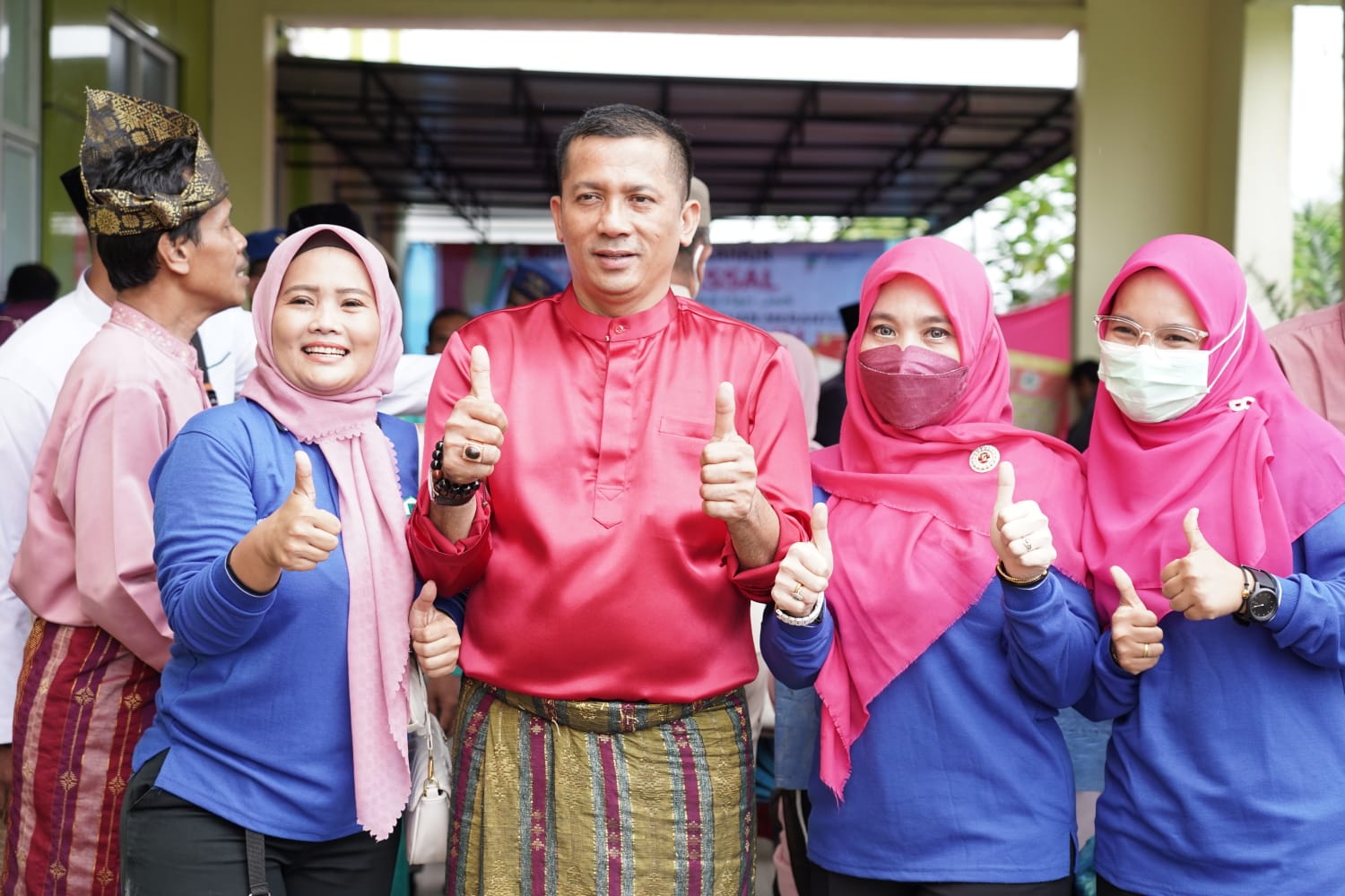 Bupati HM Adil Tinjau Sunat Masal Gratis di Puskemas Alahair dan Berikan Bantuan 