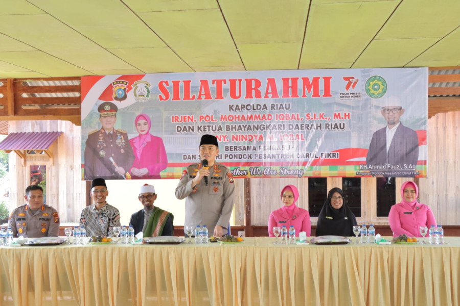 Kapolda  dan Ketua Bhayangkari Daerah Riau Silaturahmi ke Ponpes Darul Fikri Selatpanjang  Meranti