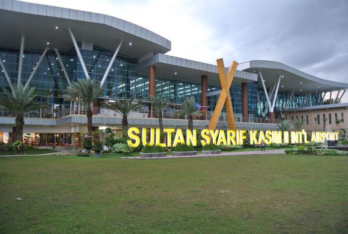Dua Penumpang Pesawat di Bandara SSK II  Positif Covid-19