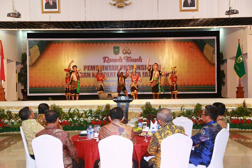 Kunjungi Riau, Kapolri Disambut Meriah /Melebihi/ Presiden