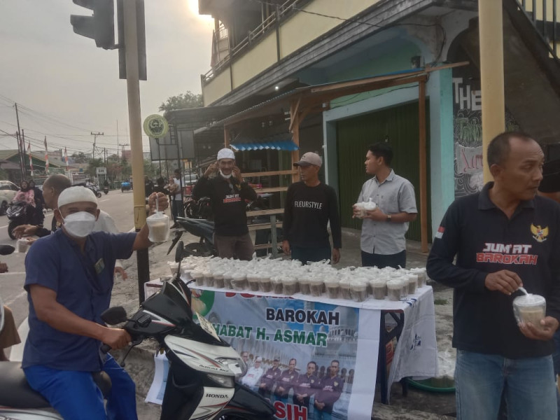 Tim Sahabat Asmar Bagikan Takjil 350 di Kota Selatpanjang