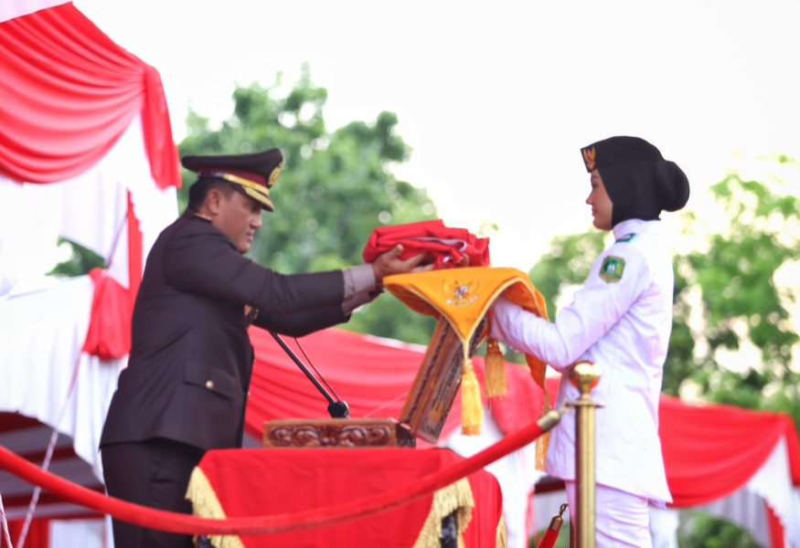 Kapolres Meranti AKBP Andi Yul LTG Pimpin Upacara Penurunan Bendera HUT RI Ke- 78