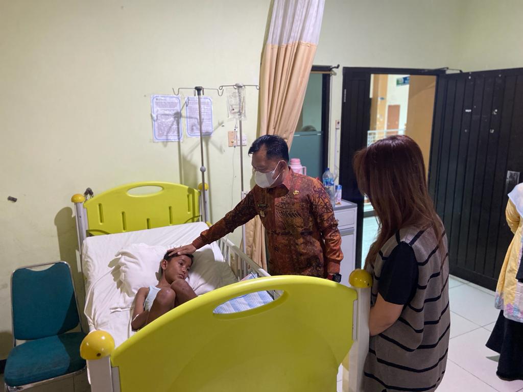 Jumlah Penderita Meningkat, Wabup Asmar Jenguk Pasien DBD di RSUD Meranti