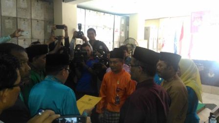 Serahkan Berkas, Syahril-Said Zohrun Calon Independent Pilkada Pekanbaru