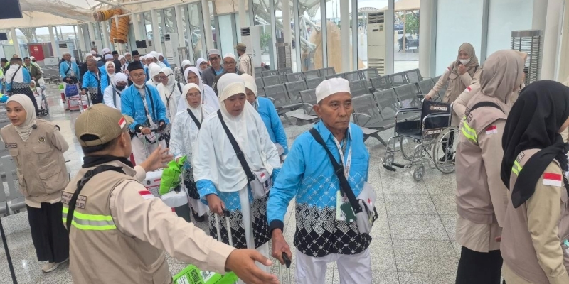Sempat Tertahan 7 Jam di Jeddah, Jemaah Haji Kloter KJT-04 Akhirnya Terbang Aman