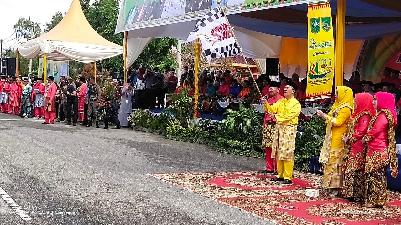Gubri H Syamsuar Melepas Pawai Ta'ruf MTQ XL Riau 2022