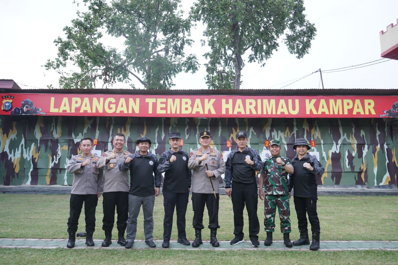 Kepala BNN RI Komjen Petrus Golose Sempatkan Latihan Menembak di Mako Brimob Pada Kunjungan Kerjanya