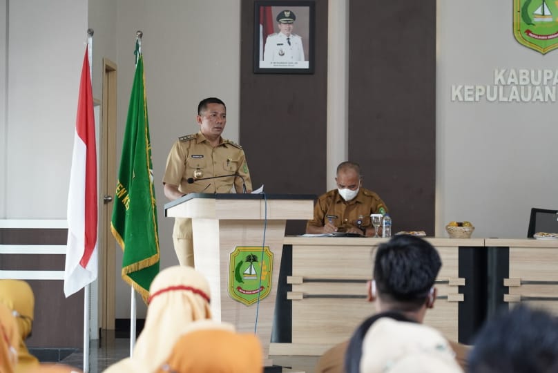 Bupati HM Adil Serahkan SK PNS Pada 65 Orang CPNS Tahun 2019 di Meranti