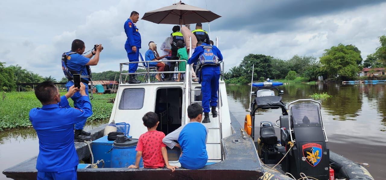 Warga Kaget, Polairud “Door to Door” Berikan Layanan Kesehatan Bagi Warga di Pesisir Sungai Siak.