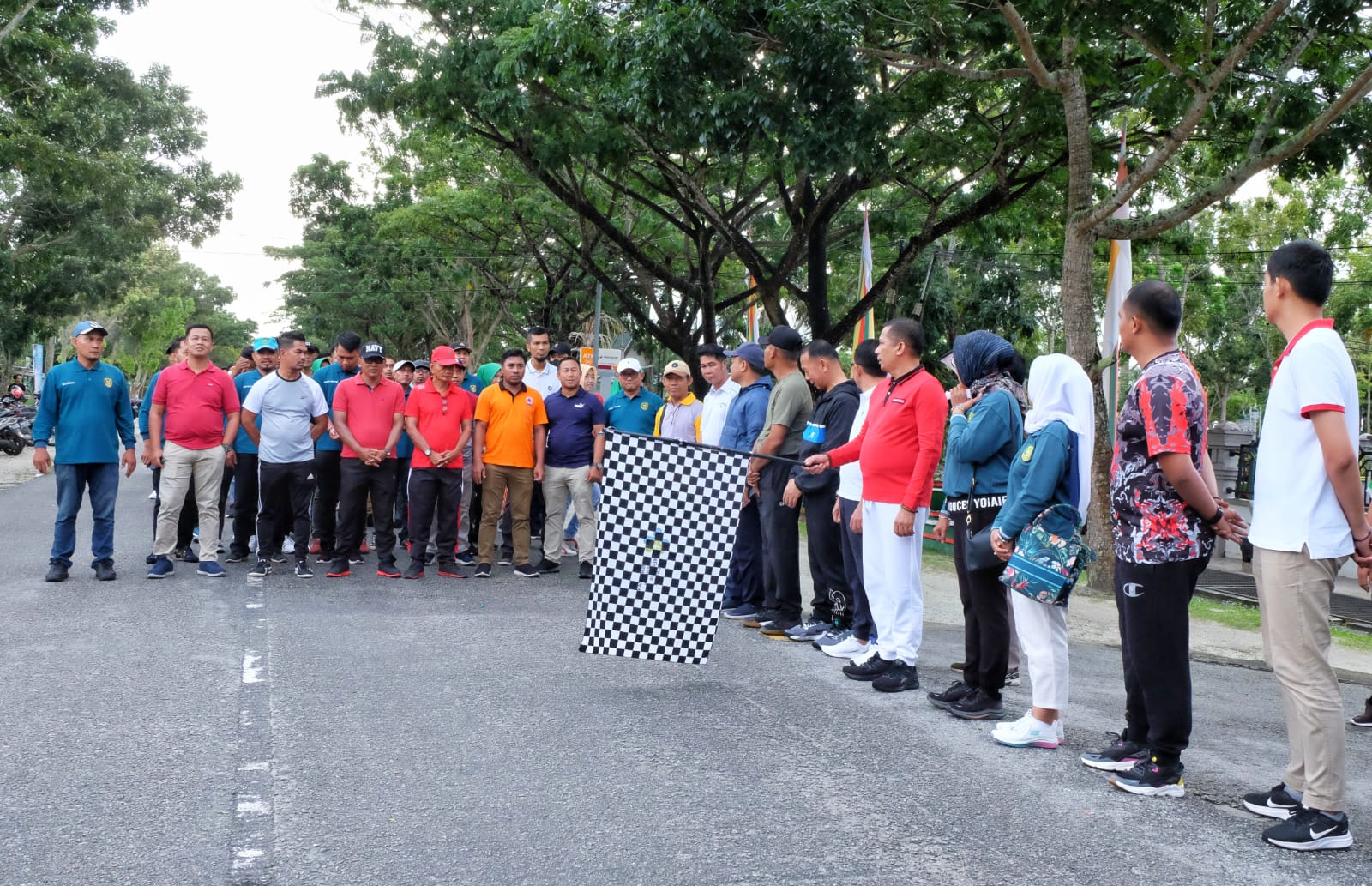 Hari Kesehatan Nasional Ke-58 Bupati Selengarakan Jalan Santai di Meranti