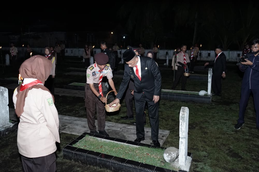 Bupati Meranti HM Adil Lakukan Upacara dan Renungan Suci di Makam Pahlawan Bunga Bangsa 