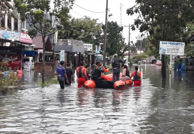 Kota Pekanbaru Dikepung Banjir, Basarnas dan BPBD Kerahkan Perahu Karet