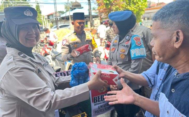 Polres Rohul Bagikan Ratusan Nasi Kotak Di Masjid Sampaikan Pesan Pilkada Damai