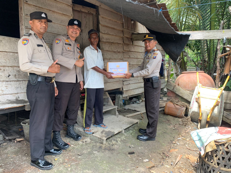 Nelayan Tradisional di Merbau dapat Bansos Dampak Kenaikan Harga Bapokting dari Polsek