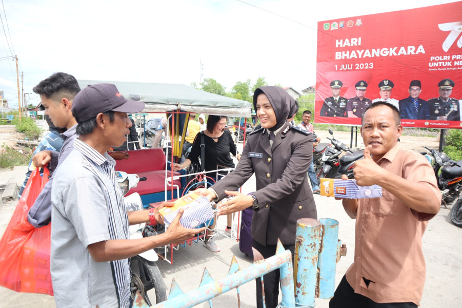 Personel Polres Meranti Berbagi Puluhan Nasi Kotak kepada Masyarakat Di Pelabuhan Tanjungharapan