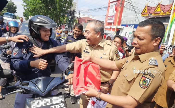 10 Ribu Bendera Merah Putih Dibagikan untuk Masyarakat Pekanbaru