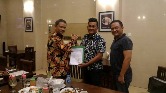Alumni UR Jabodetabek Serahkan Berkas Hasil Musyawarah ke Ketum DPP IKA UR